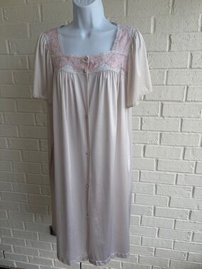 Vanity Fair short sleeve button front Pale Pink Size L Gown/Robe 2.5” Lace Trim